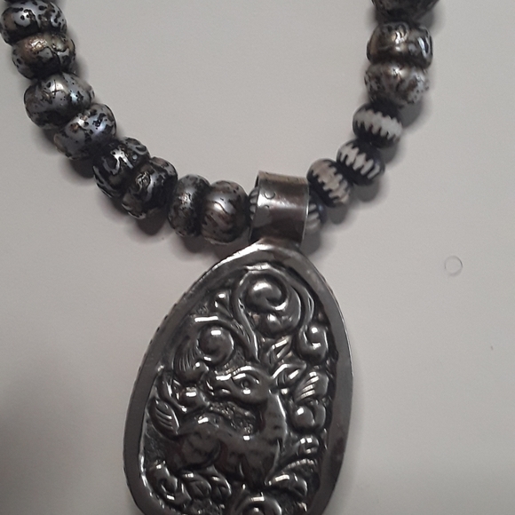 ONE OF A KIND handcrafted beautiful white jade and stainless steel necklace - Picture 11 of 13